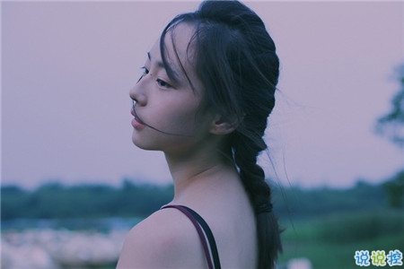 關于青春年華浪漫唯美的愛情句子 年少的笑漾著微光3