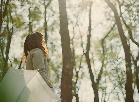 關(guān)于現(xiàn)實生活人生的哲理說說帶圖片 一個人活著應(yīng)該永遠要把目光投向遠方6