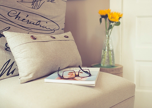 喜歡一個人的甜蜜小情話說說帶圖片 不愿再研墨執(zhí)筆因?yàn)樽掷镄虚g全是你9