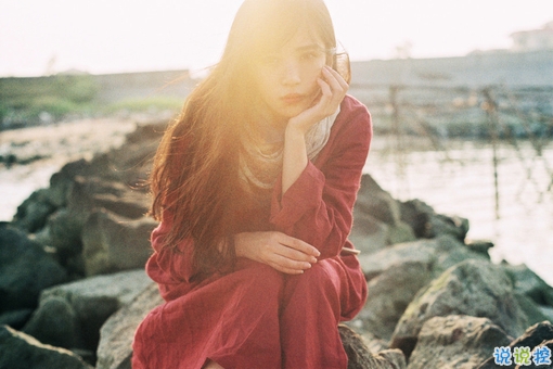 女生傷感心痛到窒息的圖片句子 所有的悲歡都是我一個人的灰燼15