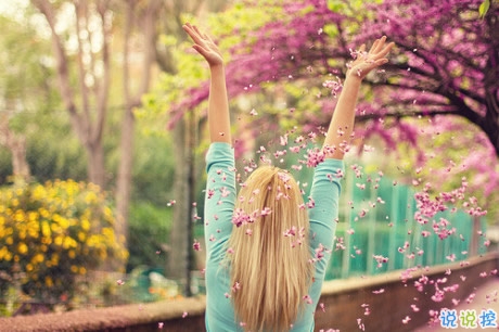 最經(jīng)典愛(ài)情說(shuō)說(shuō)心情短語(yǔ)2018 有人值得愛(ài)很幸福的說(shuō)說(shuō)2