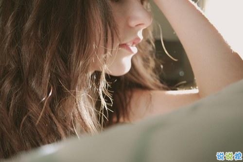 關于青春年華浪漫唯美的愛情句子 年少的笑漾著微光5