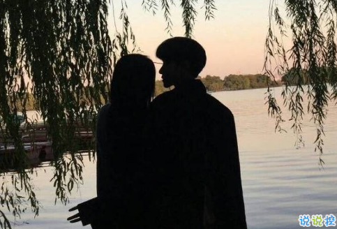 很甜的愛情說說配圖：小學(xué)時，想和喜歡的人同桌；初中時，想和喜歡的人同班5