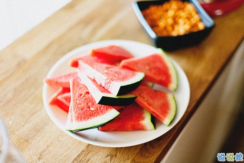 睡前一條朋友圈的經(jīng)典說(shuō)說(shuō)帶圖片 比愛(ài)更深刻經(jīng)典說(shuō)說(shuō)11