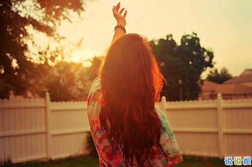 關于青春年華浪漫唯美的愛情句子 年少的笑漾著微光8