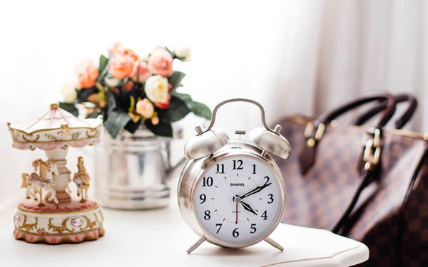 關(guān)于人生的很現(xiàn)實的哲理說說帶圖片 時間奪去了我們輕狂的眼神卻給了我們嘴角上揚的資本8