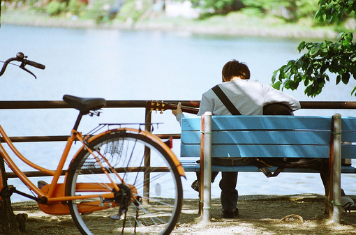 關(guān)于現(xiàn)實生活人生的哲理說說帶圖片 一個人活著應(yīng)該永遠要把目光投向遠方9