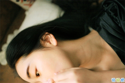 關(guān)于愛情簡單精辟的一句話說說帶圖片 我和世界只差一個(gè)你13