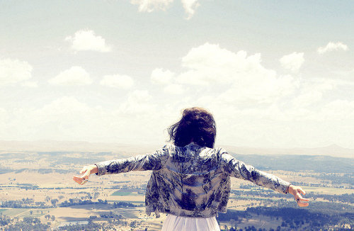 關(guān)于青春人生成長(zhǎng)的經(jīng)典哲理說(shuō)說(shuō)帶圖片 生活不只眼前的茍且還有詩(shī)和遠(yuǎn)方的田野6