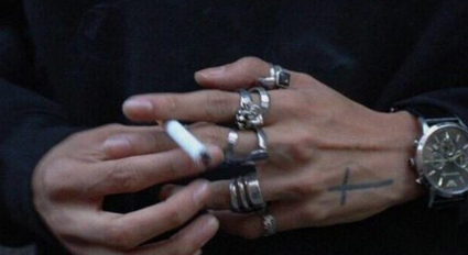 忽而夏至的悲傷日記的傷感說(shuō)說(shuō)配圖 你最美的青春都在陪他吃苦10