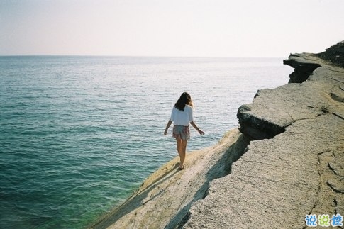 分手后泣不成聲的難過悲傷說說帶圖片 有的人陪你一半就走了說說6