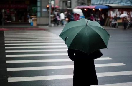 傷感句子表達心情失落長句 無人待我情自深無人伴我立黃昏2