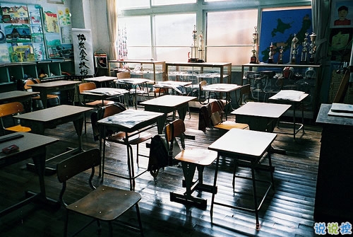 傷感句子表達(dá)心情低落難過 人生就是大鬧一場悄然離去1