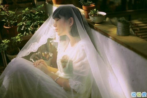 有時(shí)幸福又難過(guò)傷感的說(shuō)說(shuō)帶圖 暗戀是一個(gè)人的兵荒馬亂5