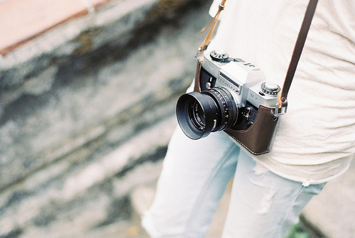 關(guān)于現(xiàn)實生活人生的哲理說說帶圖片 一個人活著應(yīng)該永遠要把目光投向遠方8