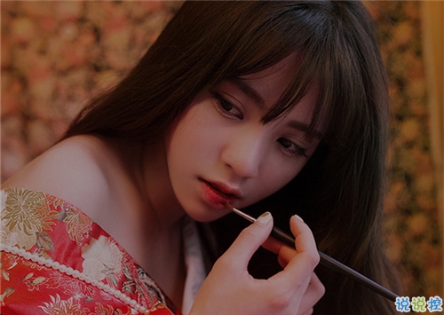 關(guān)于愛情簡單精辟的一句話說說帶圖片 我和世界只差一個(gè)你10