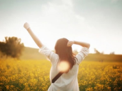 最經(jīng)典愛情說說心情短語2018 有人值得愛很幸福的說說