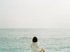 給女孩發(fā)的日常朋友圈經典說說 道理都懂就是過不好的經典說說