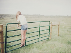 愛過的人都會(huì)懂的傷感說說 愛情讓人感到疲憊難過的說說