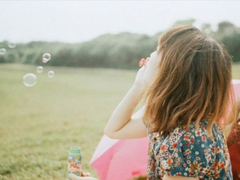 日常文藝愛情說說簡(jiǎn)短一句話 你的情話我聽著你的余生我陪著