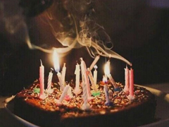 簡(jiǎn)短有內(nèi)涵的祝自己生日快樂(lè)說(shuō)說(shuō) 自己過(guò)生日低調(diào)發(fā)朋友圈說(shuō)說(shuō)