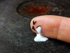 搞笑個(gè)性說說：換女人比換衛(wèi)生巾還勤的男生，早晚有你痛經(jīng)的那天