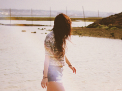 關(guān)于現(xiàn)實生活人生的哲理說說帶圖片 一個人活著應(yīng)該永遠(yuǎn)要把目光投向遠(yuǎn)方