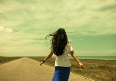 傷感說(shuō)說(shuō)圖片素材：愿得一人心是個(gè)童話，白首不分離是個(gè)笑話