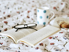 關(guān)于人生的很現(xiàn)實(shí)的哲理說(shuō)說(shuō)帶圖片 時(shí)間奪去了我們輕狂的眼神卻給了我們嘴角上揚(yáng)的資本