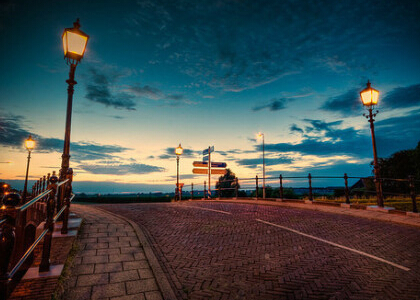 傷感愛(ài)情說(shuō)說(shuō)配圖片：不能放棄就繼續(xù)喜歡吧，至少心不會(huì)空蕩不安