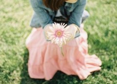 QQ空間說(shuō)說(shuō)+圖片：那個(gè)一遍又一遍傷害你的人，你為什么還要愛(ài)？