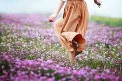 空間傷感說說帶圖：我們就像仙人掌，防備了別人，孤單了自己