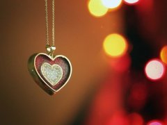 情感說(shuō)說(shuō)帶圖片：總有一個(gè)人，一直住在心里，卻告別在生活里