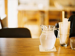 關于生活的經(jīng)典心靈雞湯英文說說帶圖片 Life lifts you over the bar.