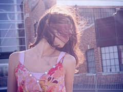 寫給異地戀的說說帶圖片 愿你漂洋過海有人在彼岸等你