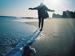 青春勵(lì)志說說帶圖片：黑夜給了我黑色的眼睛，我卻用它尋找光明