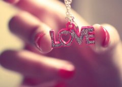 QQ空間愛情說說帶圖片：我確實(shí)想你，也想睡你，但更想睡醒有你