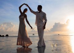 情侶說說帶圖片素材：我天生冷漠孤僻，也只肯對你溫柔的笑