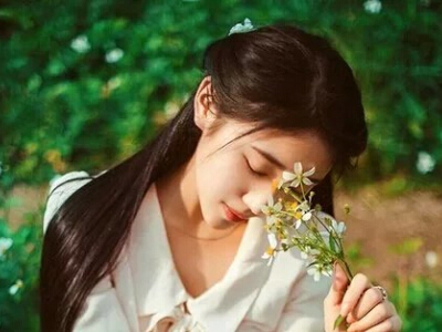 愛情說說帶圖片：我飲過最濃烈的酒，是你低著頭噙著笑的溫柔