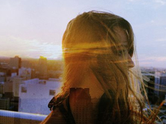 關(guān)于感情中的愛恨情仇的傷感句子帶圖片 其實(shí)你并沒(méi)有那么堅(jiān)強(qiáng)