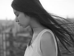 一個(gè)人獨(dú)處時(shí)候的孤獨(dú)是什么感覺呢？