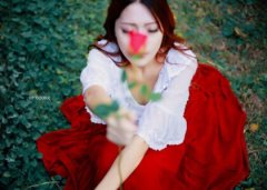 有個(gè)性的說說圖片：談一場錯(cuò)誤的戀愛就像尿床，暖一時(shí)，涼一被子