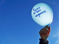 說說心情短語帶圖片：謊言說給耳朵聽，卻讓眼睛動了情