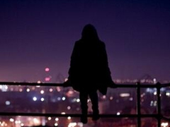 傷感說說看完哭了那種帶圖片精選：我是一個(gè)很怕主動(dòng)聯(lián)系別人的人