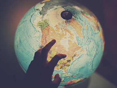 傷感說說配圖片：別指望誰陪你一輩子，沒光的時候連影子都會離開