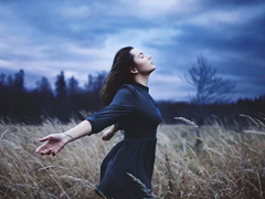 一個(gè)人委屈到哭的句子適合發(fā)朋友圈 形容無法訴說的委屈的句子