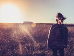 愛(ài)情傷感的句子看了都想流眼淚 句句說(shuō)到心坎