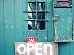 愛(ài)情太容易受傷的說(shuō)說(shuō)特別想哭 你傷了我的心說(shuō)說(shuō)孤單落寞