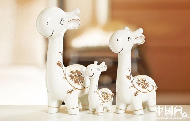 活潑可愛的長頸鹿陶瓷藝術(shù)品
