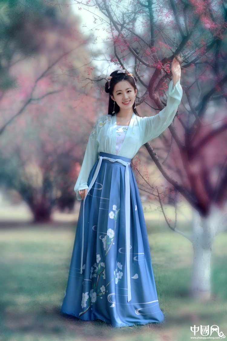 傳統(tǒng)刺繡對(duì)襟襦裙?jié)h服